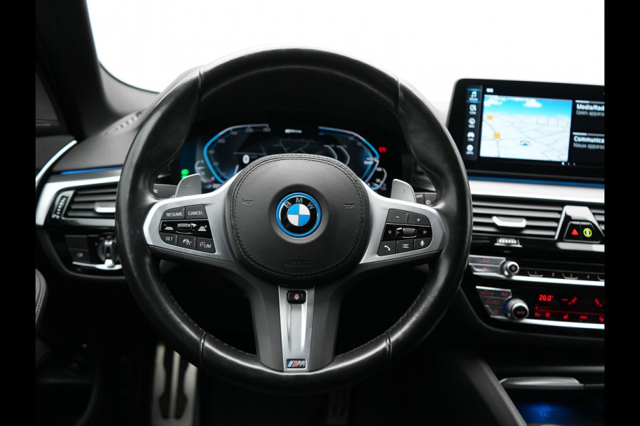 BMW 5 Serie Touring 530e M Sport PHEV 293pk Dealer O.H. | Trekhaak Af Fabriek | Adaptive Cruise | Head Up | Laser LED | Harman / Kardon | Camera | Lederen Sportstoelen & Stuur Verwarmd | Sfeerverlichting | Keyless | Blis | Apple Carplay | DAB | 18"L.M | Plug In Hybrid |