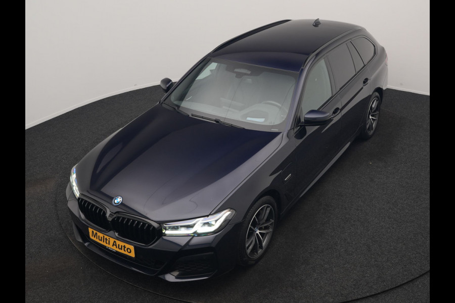 BMW 5 Serie Touring 530e M Sport PHEV 293pk Dealer O.H. | Trekhaak Af Fabriek | Adaptive Cruise | Head Up | Laser LED | Harman / Kardon | Camera | Lederen Sportstoelen & Stuur Verwarmd | Sfeerverlichting | Keyless | Blis | Apple Carplay | DAB | 18"L.M | Plug In Hybrid |
