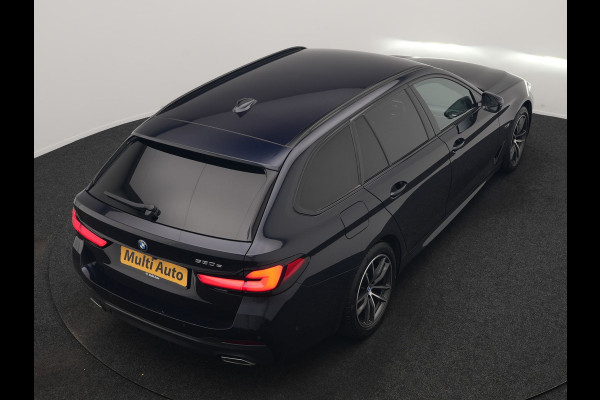 BMW 5 Serie Touring 530e M Sport PHEV 293pk Dealer O.H. | Trekhaak Af Fabriek | Adaptive Cruise | Head Up | Laser LED | Harman / Kardon | Camera | Lederen Sportstoelen & Stuur Verwarmd | Sfeerverlichting | Keyless | Blis | Apple Carplay | DAB | 18"L.M | Plug In Hybrid |