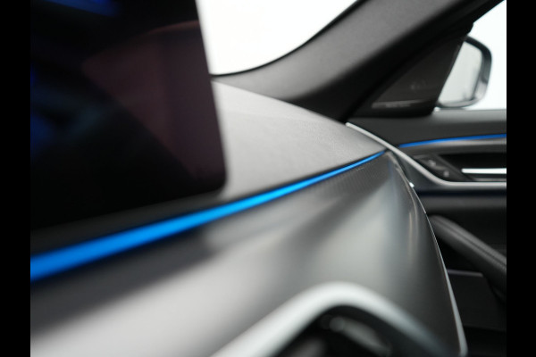 BMW 5 Serie Touring 530e M Sport PHEV 293pk Dealer O.H. | Trekhaak Af Fabriek | Adaptive Cruise | Head Up | Laser LED | Harman / Kardon | Camera | Lederen Sportstoelen & Stuur Verwarmd | Sfeerverlichting | Keyless | Blis | Apple Carplay | DAB | 18"L.M | Plug In Hybrid |
