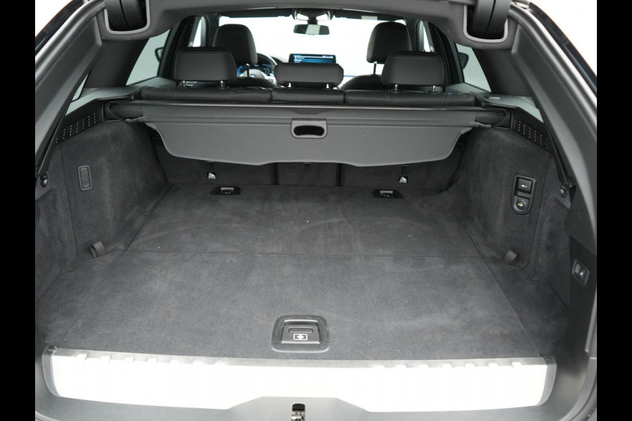 BMW 5 Serie Touring 530e M Sport PHEV 293pk Dealer O.H. | Trekhaak Af Fabriek | Adaptive Cruise | Head Up | Laser LED | Harman / Kardon | Camera | Lederen Sportstoelen & Stuur Verwarmd | Sfeerverlichting | Keyless | Blis | Apple Carplay | DAB | 18"L.M | Plug In Hybrid |
