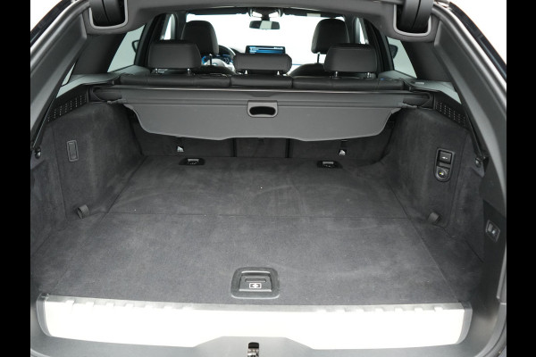 BMW 5 Serie Touring 530e M Sport PHEV 293pk Dealer O.H. | Trekhaak Af Fabriek | Adaptive Cruise | Head Up | Laser LED | Harman / Kardon | Camera | Lederen Sportstoelen & Stuur Verwarmd | Sfeerverlichting | Keyless | Blis | Apple Carplay | DAB | 18"L.M | Plug In Hybrid |