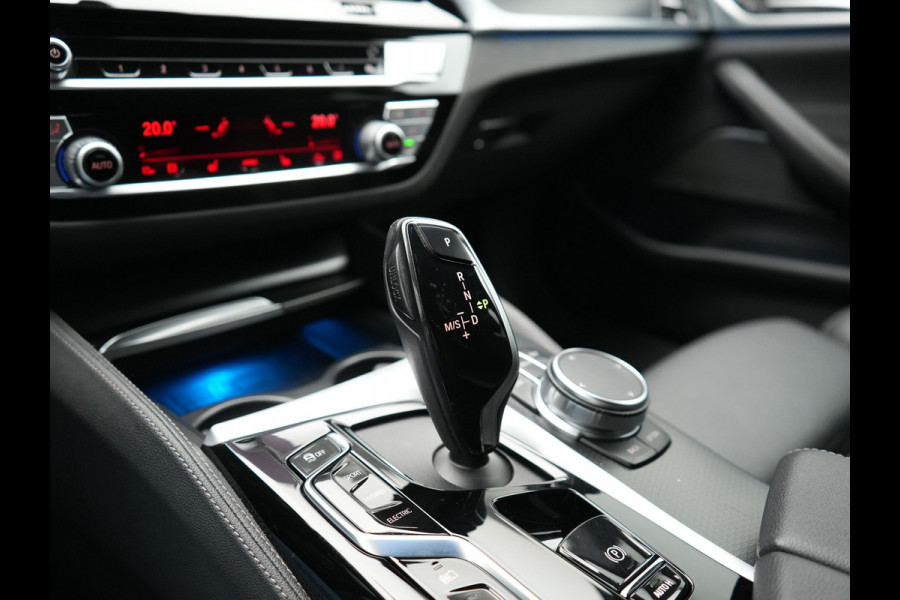 BMW 5 Serie Touring 530e M Sport PHEV 293pk Dealer O.H. | Trekhaak Af Fabriek | Adaptive Cruise | Head Up | Laser LED | Harman / Kardon | Camera | Lederen Sportstoelen & Stuur Verwarmd | Sfeerverlichting | Keyless | Blis | Apple Carplay | DAB | 18"L.M | Plug In Hybrid |