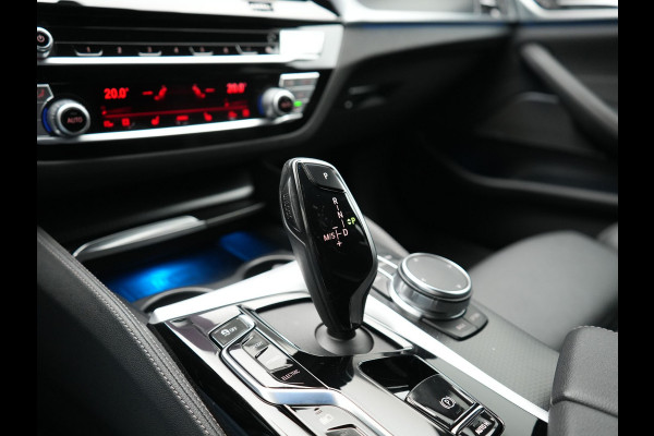 BMW 5 Serie Touring 530e M Sport PHEV 293pk Dealer O.H. | Trekhaak Af Fabriek | Adaptive Cruise | Head Up | Laser LED | Harman / Kardon | Camera | Lederen Sportstoelen & Stuur Verwarmd | Sfeerverlichting | Keyless | Blis | Apple Carplay | DAB | 18"L.M | Plug In Hybrid |