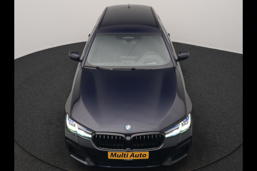 BMW 5 Serie Touring 530e M Sport PHEV 293pk Dealer O.H. | Trekhaak Af Fabriek | Adaptive Cruise | Head Up | Laser LED | Harman / Kardon | Camera | Lederen Sportstoelen & Stuur Verwarmd | Sfeerverlichting | Keyless | Blis | Apple Carplay | DAB | 18"L.M | Plug In Hybrid |