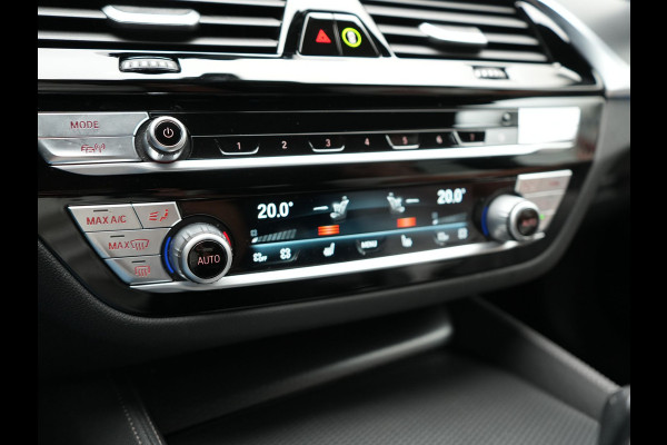 BMW 5 Serie Touring 530e M Sport PHEV 293pk Dealer O.H. | Trekhaak Af Fabriek | Adaptive Cruise | Head Up | Laser LED | Harman / Kardon | Camera | Lederen Sportstoelen & Stuur Verwarmd | Sfeerverlichting | Keyless | Blis | Apple Carplay | DAB | 18"L.M | Plug In Hybrid |