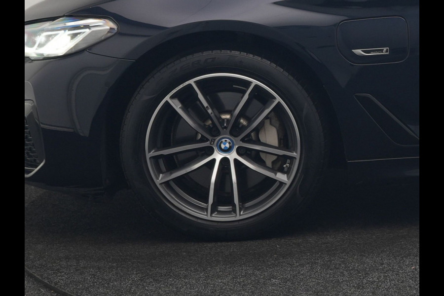 BMW 5 Serie Touring 530e M Sport PHEV 293pk Dealer O.H. | Trekhaak Af Fabriek | Adaptive Cruise | Head Up | Laser LED | Harman / Kardon | Camera | Lederen Sportstoelen & Stuur Verwarmd | Sfeerverlichting | Keyless | Blis | Apple Carplay | DAB | 18"L.M | Plug In Hybrid |