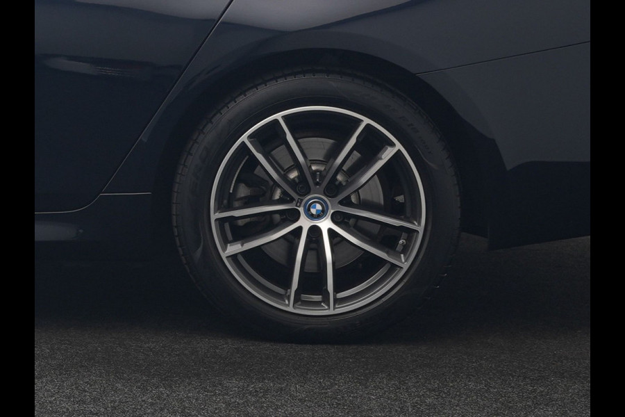BMW 5 Serie Touring 530e M Sport PHEV 293pk Dealer O.H. | Trekhaak Af Fabriek | Adaptive Cruise | Head Up | Laser LED | Harman / Kardon | Camera | Lederen Sportstoelen & Stuur Verwarmd | Sfeerverlichting | Keyless | Blis | Apple Carplay | DAB | 18"L.M | Plug In Hybrid |