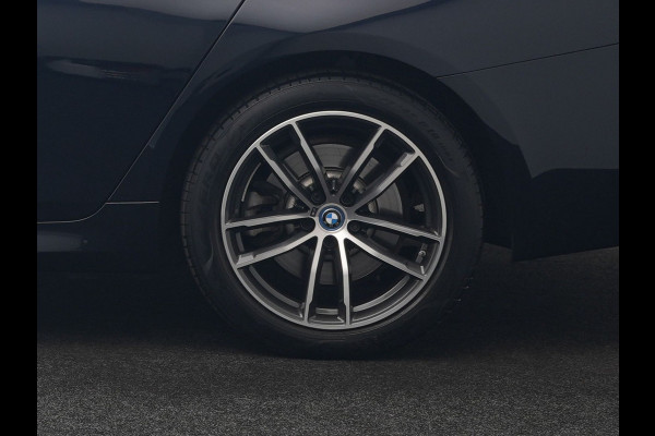 BMW 5 Serie Touring 530e M Sport PHEV 293pk Dealer O.H. | Trekhaak Af Fabriek | Adaptive Cruise | Head Up | Laser LED | Harman / Kardon | Camera | Lederen Sportstoelen & Stuur Verwarmd | Sfeerverlichting | Keyless | Blis | Apple Carplay | DAB | 18"L.M | Plug In Hybrid |