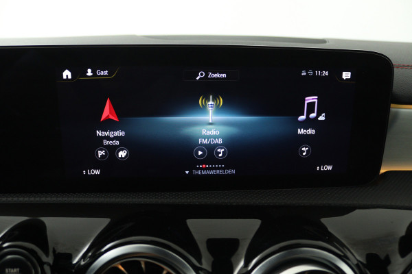 Mercedes-Benz CLA-Klasse 180 AMG Line (PANORAMADAK, STOELVERWARMING, SFEERVERLICHTING, CAMERA, CRUISE ADAPTIEF)