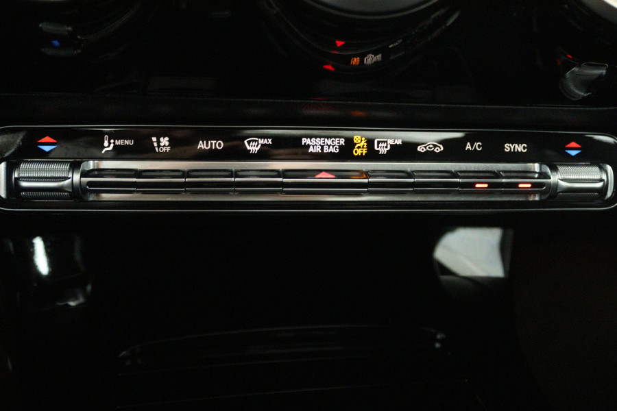 Mercedes-Benz CLA-Klasse 180 AMG Line (PANORAMADAK, STOELVERWARMING, SFEERVERLICHTING, CAMERA, CRUISE ADAPTIEF)