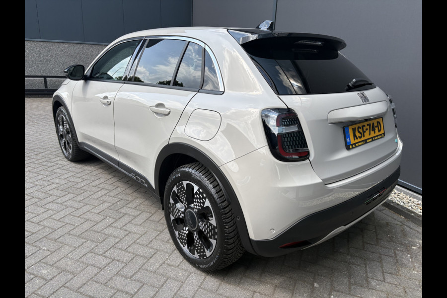 Fiat 600E La Prima 54 kWh Achteruitrijcamera - Apple carplay - Draadloze telefoonoplader - Parkeersensoren - Navigatie - Airco - Stoelverwarming - Voorstoelen met massagefunctie - Licht metalen velgen 18 inch - Keyles Cruise control - Dodehoek detector - Extra getint glas achter - Regensensor - Led verlichting - Stuur multifunctioneel