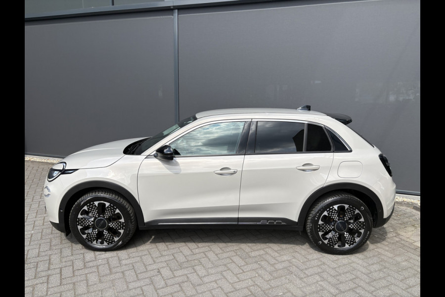 Fiat 600E La Prima 54 kWh Achteruitrijcamera - Apple carplay - Draadloze telefoonoplader - Parkeersensoren - Navigatie - Airco - Stoelverwarming - Voorstoelen met massagefunctie - Licht metalen velgen 18 inch - Keyles Cruise control - Dodehoek detector - Extra getint glas achter - Regensensor - Led verlichting - Stuur multifunctioneel
