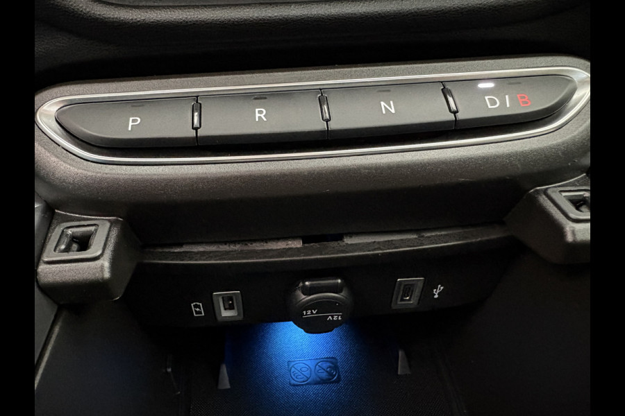 Fiat 600E La Prima 54 kWh Achteruitrijcamera - Apple carplay - Draadloze telefoonoplader - Parkeersensoren - Navigatie - Airco - Stoelverwarming - Voorstoelen met massagefunctie - Licht metalen velgen 18 inch - Keyles Cruise control - Dodehoek detector - Extra getint glas achter - Regensensor - Led verlichting - Stuur multifunctioneel