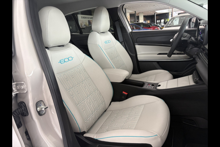Fiat 600E La Prima 54 kWh Achteruitrijcamera - Apple carplay - Draadloze telefoonoplader - Parkeersensoren - Navigatie - Airco - Stoelverwarming - Voorstoelen met massagefunctie - Licht metalen velgen 18 inch - Keyles Cruise control - Dodehoek detector - Extra getint glas achter - Regensensor - Led verlichting - Stuur multifunctioneel