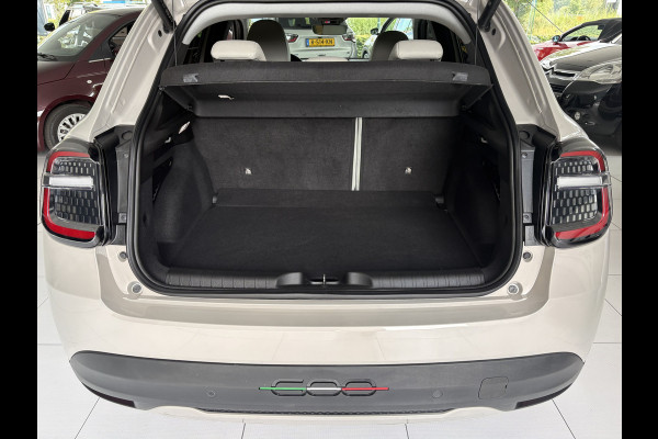 Fiat 600E La Prima 54 kWh Achteruitrijcamera - Apple carplay - Draadloze telefoonoplader - Parkeersensoren - Navigatie - Airco - Stoelverwarming - Voorstoelen met massagefunctie - Licht metalen velgen 18 inch - Keyles Cruise control - Dodehoek detector - Extra getint glas achter - Regensensor - Led verlichting - Stuur multifunctioneel