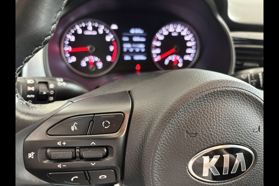 Kia Stonic 1.0 T-GDi DynamicPlusLine Achteruitrijcamera - Airco - Parkeersensor achter - Navigatie - Cruise control - Dakrails - keyless entry and start - Elektrische ramen - Radio - Mistlampen - Bluetooth - Licht metalen velgen Start/stop systeem - Elektrische ramen - Stuur multifunctioneel