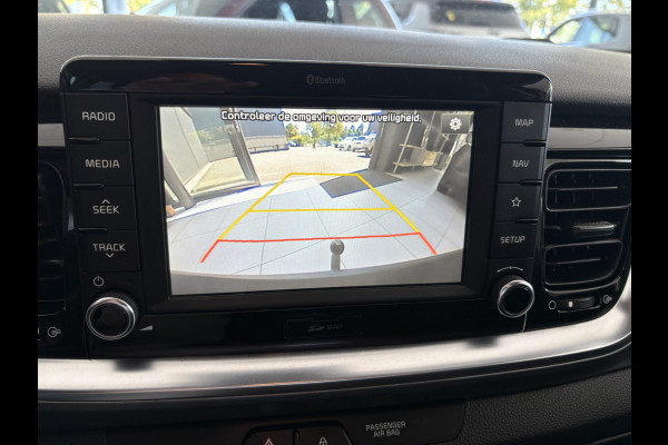 Kia Stonic 1.0 T-GDi DynamicPlusLine Achteruitrijcamera - Airco - Parkeersensor achter - Navigatie - Cruise control - Dakrails - keyless entry and start - Elektrische ramen - Radio - Mistlampen - Bluetooth - Licht metalen velgen Start/stop systeem - Elektrische ramen - Stuur multifunctioneel