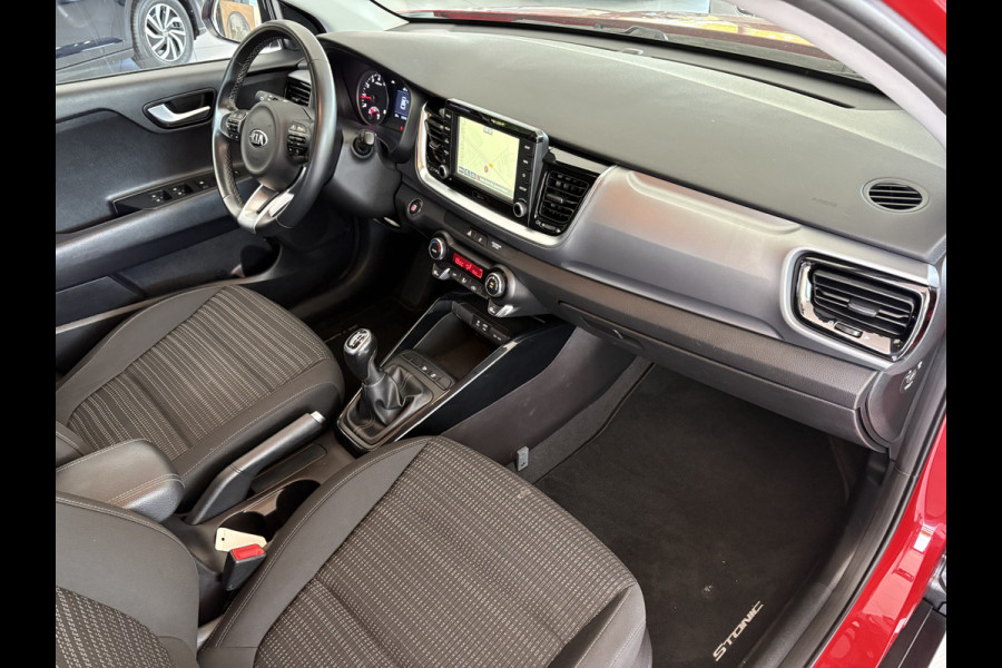 Kia Stonic 1.0 T-GDi DynamicPlusLine Achteruitrijcamera - Airco - Parkeersensor achter - Navigatie - Cruise control - Dakrails - keyless entry and start - Elektrische ramen - Radio - Mistlampen - Bluetooth - Licht metalen velgen Start/stop systeem - Elektrische ramen - Stuur multifunctioneel