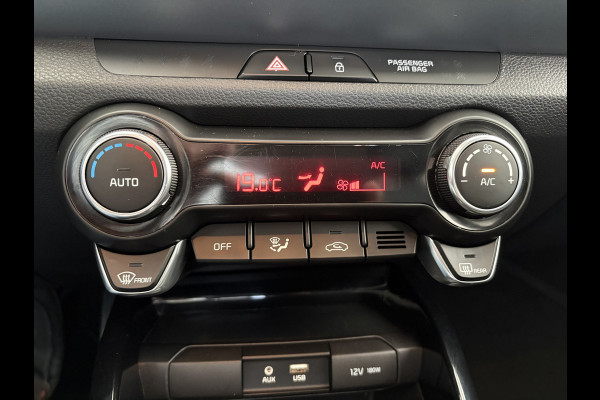 Kia Stonic 1.0 T-GDi DynamicPlusLine Achteruitrijcamera - Airco - Parkeersensor achter - Navigatie - Cruise control - Dakrails - keyless entry and start - Elektrische ramen - Radio - Mistlampen - Bluetooth - Licht metalen velgen Start/stop systeem - Elektrische ramen - Stuur multifunctioneel