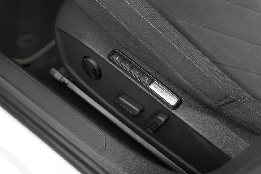 Volkswagen Golf 1.5 eTSI Style |Panoramadak|Massage|Carplay|
