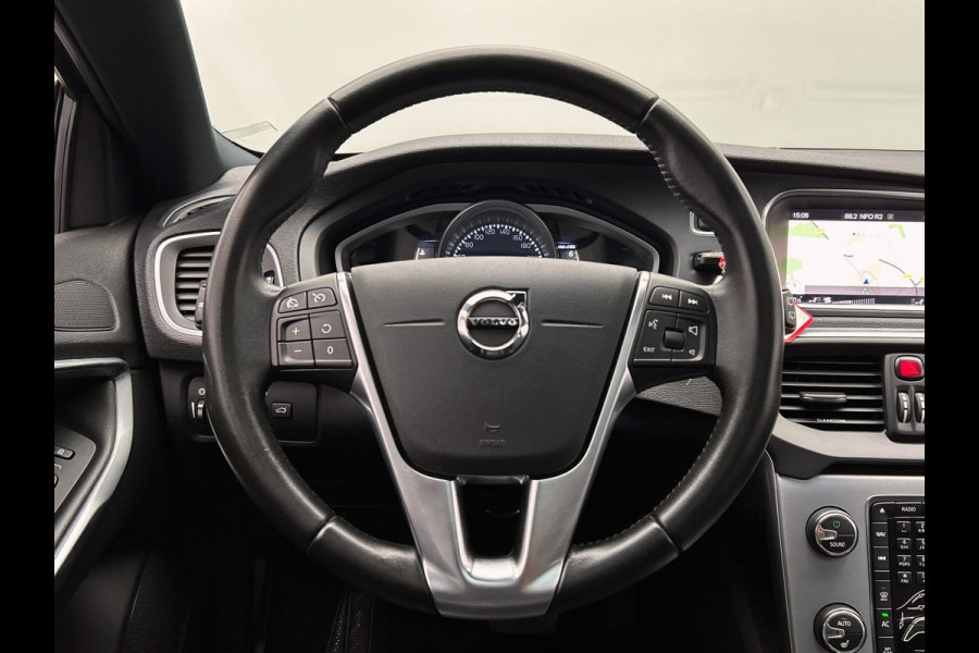 Volvo V40 Cross Country 1.5 T3 Nordic+ | Origineel NL | Dealer Onderhouden | Memory | Stoel Verwarming | Trekhaak | Panoramadak |