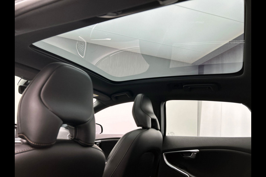 Volvo V40 Cross Country 1.5 T3 Nordic+ | Origineel NL | Dealer Onderhouden | Memory | Stoel Verwarming | Trekhaak | Panoramadak |
