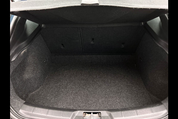 Volvo V40 Cross Country 1.5 T3 Nordic+ | Origineel NL | Dealer Onderhouden | Memory | Stoel Verwarming | Trekhaak | Panoramadak |