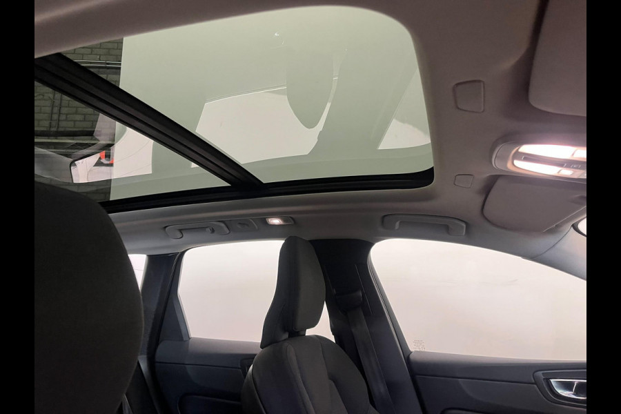 Volvo XC60 2.0 T6 Plug-in hybrid AWD Core Bright Panoramadak Airco ECC PDC VA+Camera Full LED Elektrische achterklep Cruise Control Winter Pack