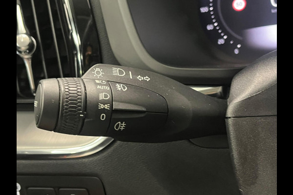 Volvo XC60 2.0 T6 Plug-in hybrid AWD Core Bright Panoramadak Airco ECC PDC VA+Camera Full LED Elektrische achterklep Cruise Control Winter Pack