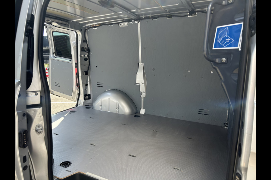 Mercedes-Benz Vito 114 CDI Camera / Navigatie / Parkeersensoren / Cruise control / Airco / 270 Graden achterdeuren