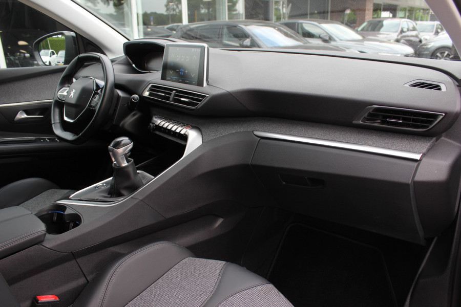 Peugeot 3008 1.2 PureTech Blue Lease Premium / 53.018 km / Trekhaak / Camera / Navigatie / Keyless / 19'' / Dodehoek / CarPlay / DAB / Cruise Control / LED Koplampen