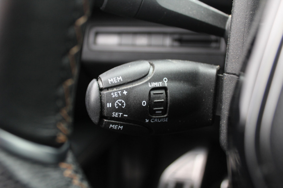 Peugeot 3008 1.2 PureTech Blue Lease Premium / 53.018 km / Trekhaak / Camera / Navigatie / Keyless / 19'' / Dodehoek / CarPlay / DAB / Cruise Control / LED Koplampen
