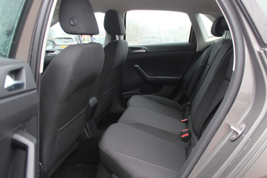 Volkswagen Polo 1.0 TSI Comfortline R-line / Camera / Navigatie / Parkeerhulp V+A / LED / 16'' / Apple CarPlay / Getint glas / Cruise Control Adaptief