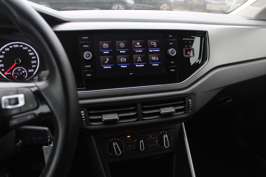 Volkswagen Polo 1.0 TSI Comfortline R-line / Camera / Navigatie / Parkeerhulp V+A / LED / 16'' / Apple CarPlay / Getint glas / Cruise Control Adaptief