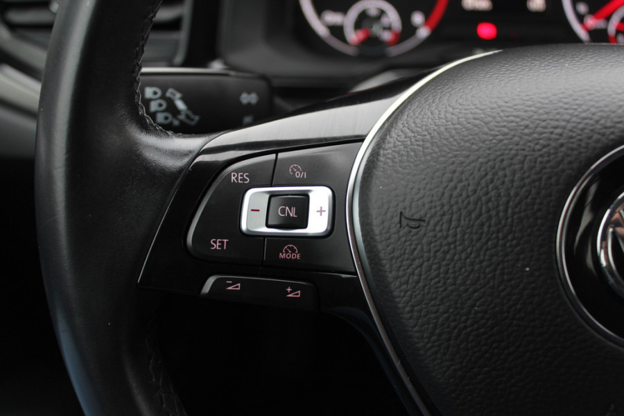 Volkswagen Polo 1.0 TSI Comfortline R-line / Camera / Navigatie / Parkeerhulp V+A / LED / 16'' / Apple CarPlay / Getint glas / Cruise Control Adaptief