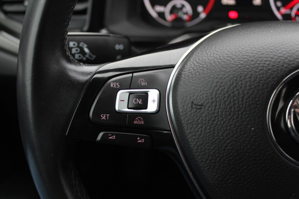 Volkswagen Polo 1.0 TSI Comfortline R-line / Camera / Navigatie / Parkeerhulp V+A / LED / 16'' / Apple CarPlay / Getint glas / Cruise Control Adaptief