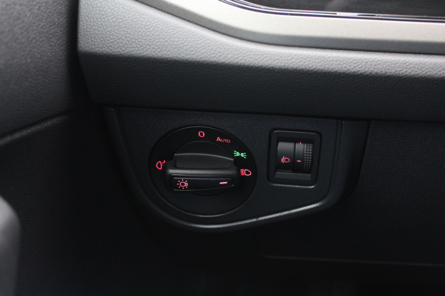 Volkswagen Polo 1.0 TSI Comfortline R-line / Camera / Navigatie / Parkeerhulp V+A / LED / 16'' / Apple CarPlay / Getint glas / Cruise Control Adaptief
