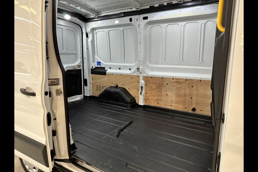 Ford Transit 2.0 TDCI L2H2 3Pers. / Pdc.V+A / Airco / Radio multimedia / Imperial / Apk 07-2027