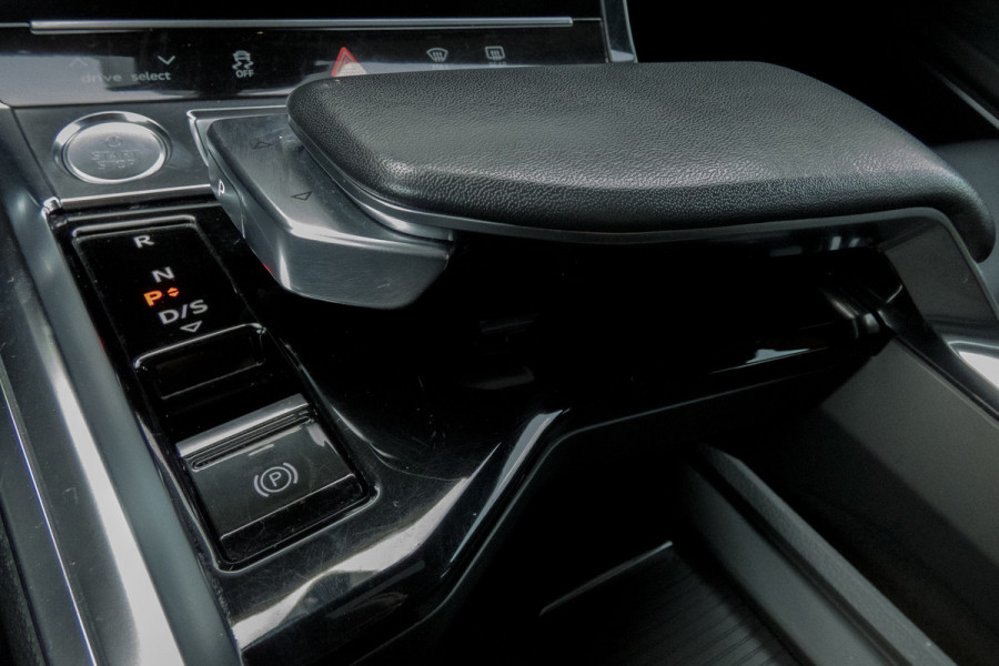 Audi e-tron E-tron 55 quattro advanced Pro Line Plus 95 kWh |SOH 90% | Trekhaak | Pano | ACC | B&O | Head Up