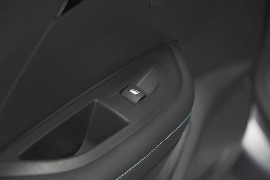 Peugeot 2008 PureTech 130 PK Allure Pack | Trekhaak | Camera | Adaptieve Cruise control | Keyless Entry | Apple Carplay