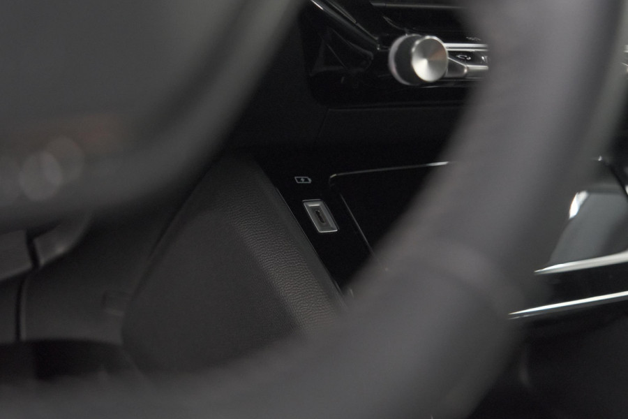 Peugeot 2008 PureTech 130 PK Allure Pack | Trekhaak | Camera | Adaptieve Cruise control | Keyless Entry | Apple Carplay
