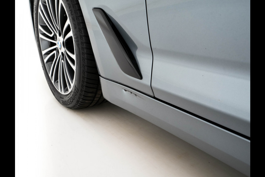 BMW 5 Serie 520i Executive Edition Sportline Aut. *LEATHER-FABRIC | FULL-LED | DIGI-COCKIT | KEYLESS | NAVI-FULLMAP | HEATED-SPORTSEATS | PRIVACY-GLASS | AMBIENTLIGHT | ECC | CARPLAY | PDC | TOWBAR | 18"ALU*