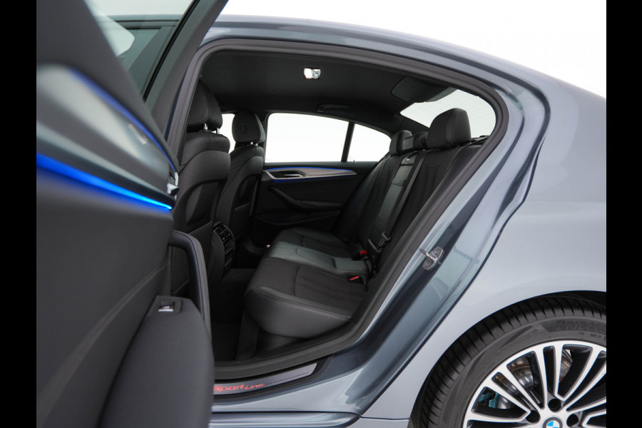 BMW 5 Serie 520i Executive Edition Sportline Aut. *LEATHER-FABRIC | FULL-LED | DIGI-COCKIT | KEYLESS | NAVI-FULLMAP | HEATED-SPORTSEATS | PRIVACY-GLASS | AMBIENTLIGHT | ECC | CARPLAY | PDC | TOWBAR | 18"ALU*