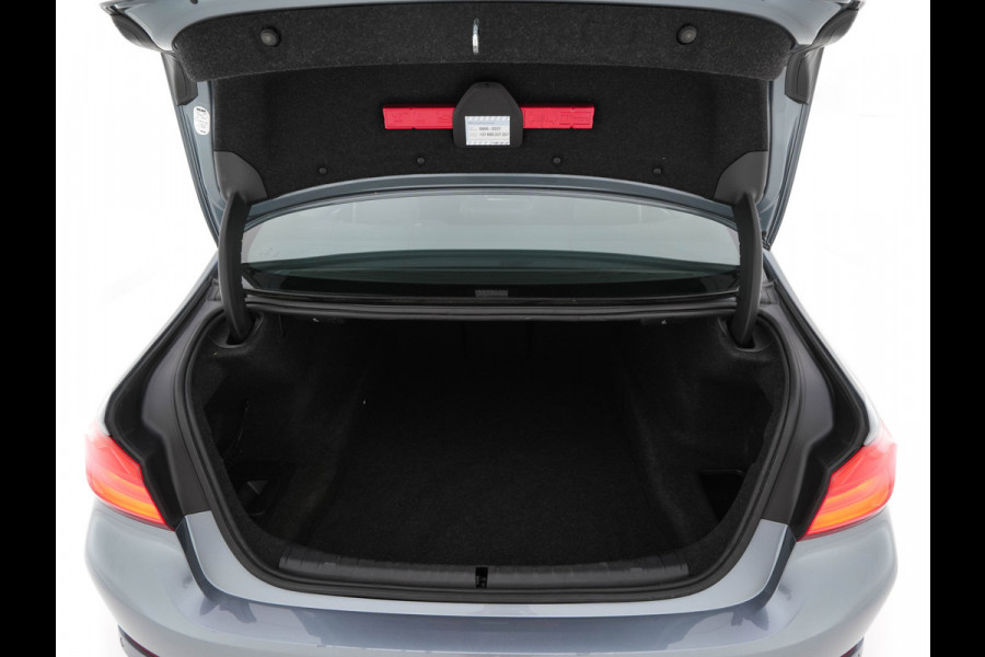 BMW 5 Serie 520i Executive Edition Sportline Aut. *LEATHER-FABRIC | FULL-LED | DIGI-COCKIT | KEYLESS | NAVI-FULLMAP | HEATED-SPORTSEATS | PRIVACY-GLASS | AMBIENTLIGHT | ECC | CARPLAY | PDC | TOWBAR | 18"ALU*