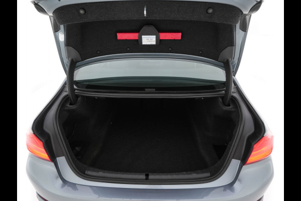 BMW 5 Serie 520i Executive Edition Sportline Aut. *LEATHER-FABRIC | FULL-LED | DIGI-COCKIT | KEYLESS | NAVI-FULLMAP | HEATED-SPORTSEATS | PRIVACY-GLASS | AMBIENTLIGHT | ECC | CARPLAY | PDC | TOWBAR | 18"ALU*