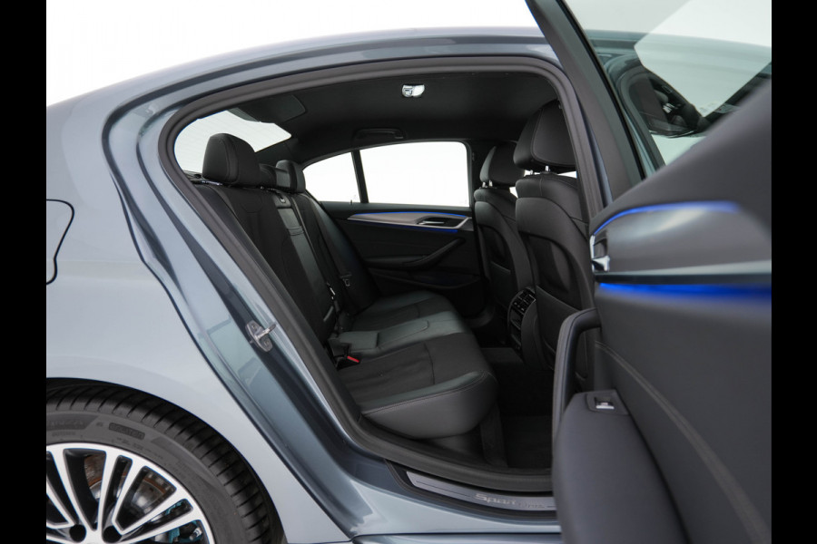 BMW 5 Serie 520i Executive Edition Sportline Aut. *LEATHER-FABRIC | FULL-LED | DIGI-COCKIT | KEYLESS | NAVI-FULLMAP | HEATED-SPORTSEATS | PRIVACY-GLASS | AMBIENTLIGHT | ECC | CARPLAY | PDC | TOWBAR | 18"ALU*