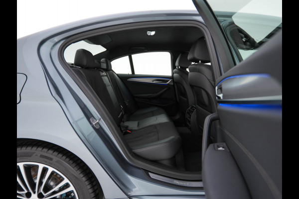 BMW 5 Serie 520i Executive Edition Sportline Aut. *LEATHER-FABRIC | FULL-LED | DIGI-COCKIT | KEYLESS | NAVI-FULLMAP | HEATED-SPORTSEATS | PRIVACY-GLASS | AMBIENTLIGHT | ECC | CARPLAY | PDC | TOWBAR | 18"ALU*