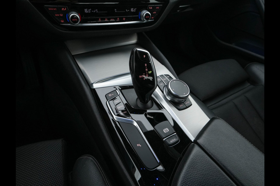 BMW 5 Serie 520i Executive Edition Sportline Aut. *LEATHER-FABRIC | FULL-LED | DIGI-COCKIT | KEYLESS | NAVI-FULLMAP | HEATED-SPORTSEATS | PRIVACY-GLASS | AMBIENTLIGHT | ECC | CARPLAY | PDC | TOWBAR | 18"ALU*