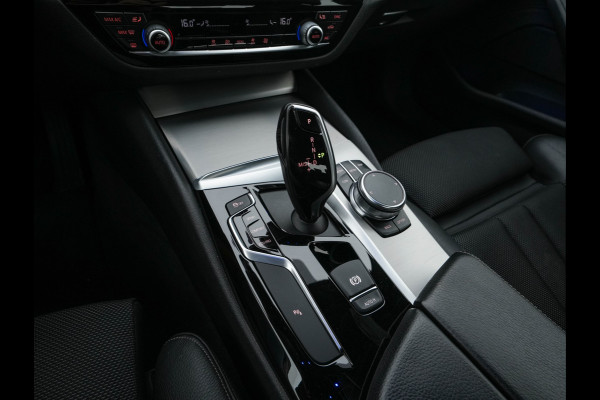 BMW 5 Serie 520i Executive Edition Sportline Aut. *LEATHER-FABRIC | FULL-LED | DIGI-COCKIT | KEYLESS | NAVI-FULLMAP | HEATED-SPORTSEATS | PRIVACY-GLASS | AMBIENTLIGHT | ECC | CARPLAY | PDC | TOWBAR | 18"ALU*